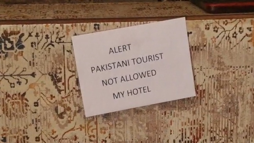 आगरा-के-होटलों-में-पाकिस्तानी-पर्यटकों-को-नहीं-मिलेगा-रूम,-pakistani-not-allowed-के-लगे-पोस्टर