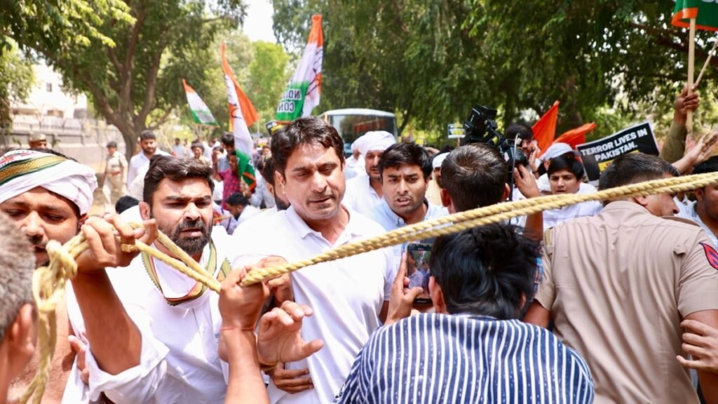 पहलगाम-आतंकी-हमले-के-खिलाफ-यूथ-कांग्रेस-का-हल्ला-बोल,-पाकिस्तान-उच्चायोग-के-बाहर-प्रदर्शन