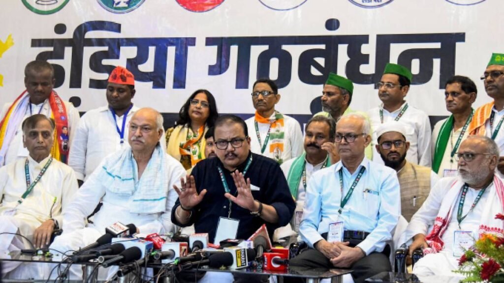 bihar-politics:-महागठबंधन-की-तीसरी-बैठक-में-एकजुटता-पर-जोर,-चर्चा-में-क्यों-है-मंच-के-पीछे-लगा-बैनर?