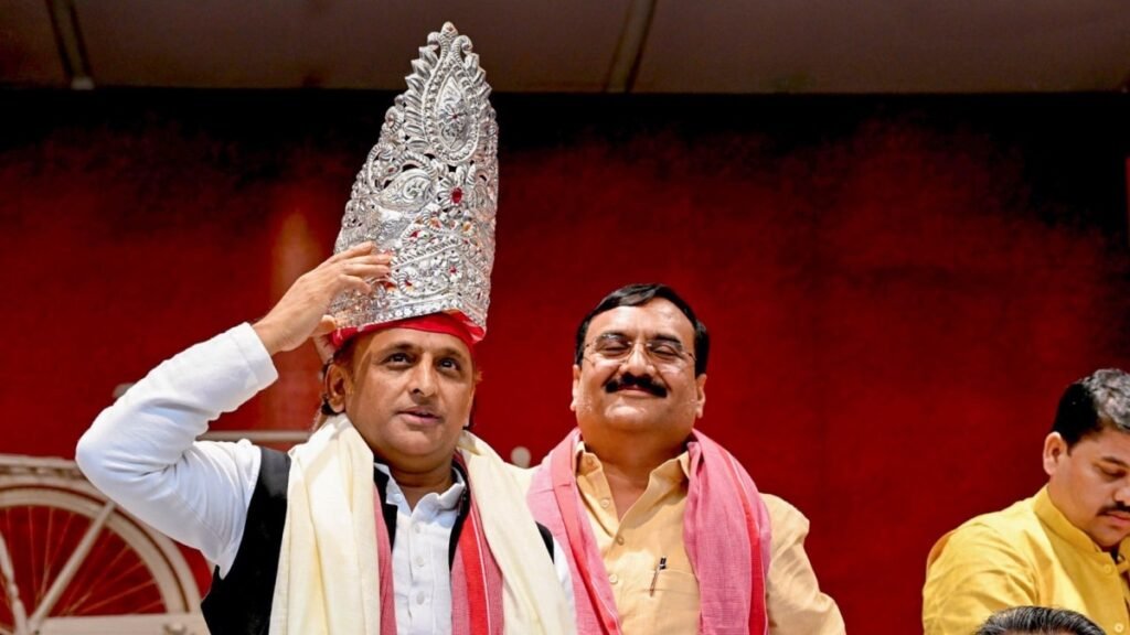 यूपी-में-अखिलेश-यादव-को-cm-बनाने-के-लिए-सामने-आया-ये-समाज,-मिशन-27-से-पहले-पहना-दिया-‘ताज’